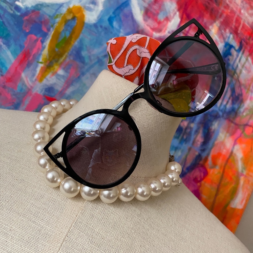 Super Pretty Black Cat-Eye Statement Sunglasses A… - image 1